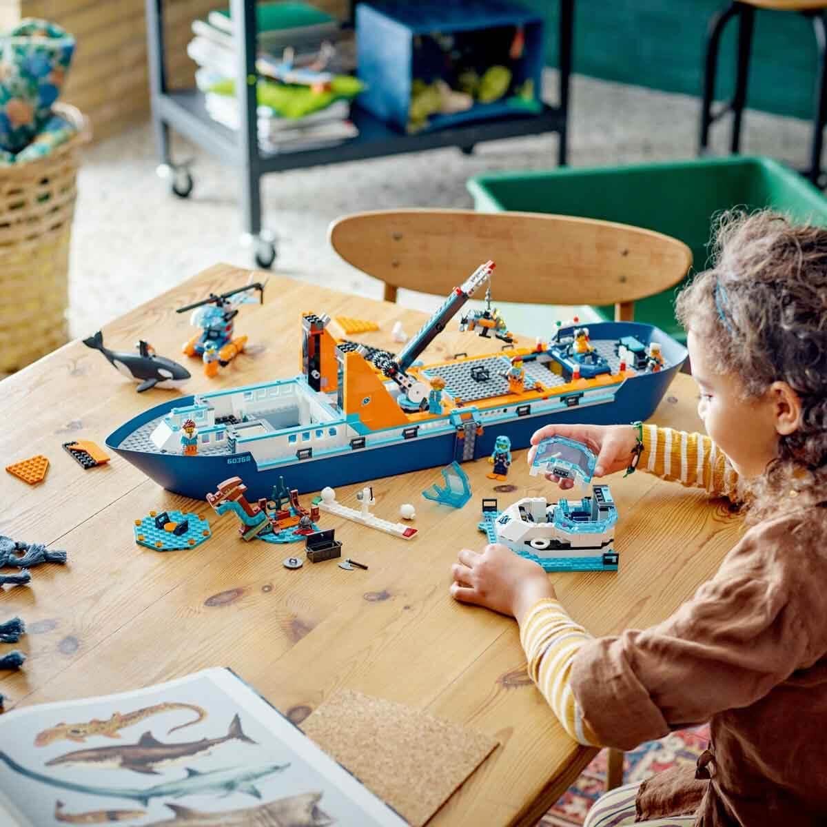 LEGO City Arktis-Forschungsschiff 60368 – Schwimmendes Spielzeug-Boot mit Hubschrauber, U-Boot, Wrack, 7 Minifiguren & Orca, ab 7 Jahren
