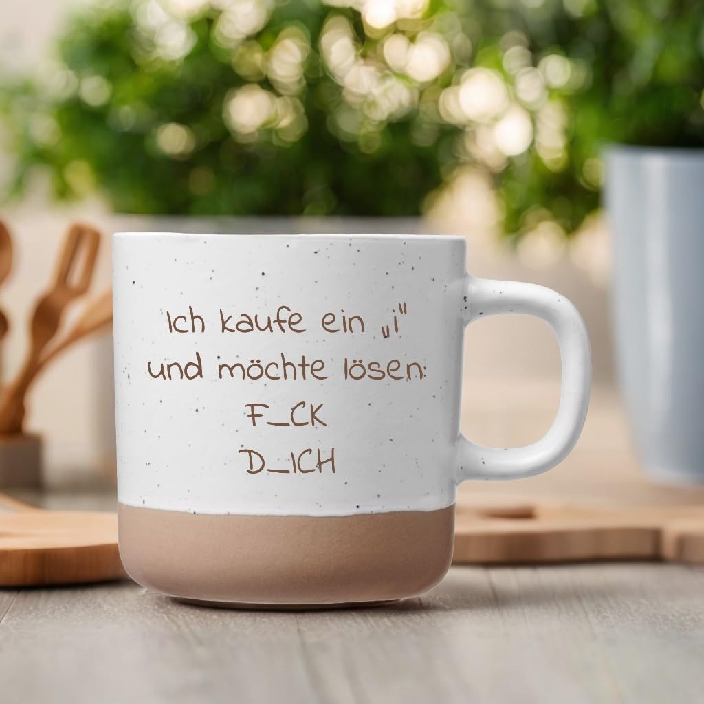 Dein Wunschtext als Gravur auf einer weißen Keramik Tasse mit 360ml - spülmaschinenfest - groß - Design (Links vom Griff)