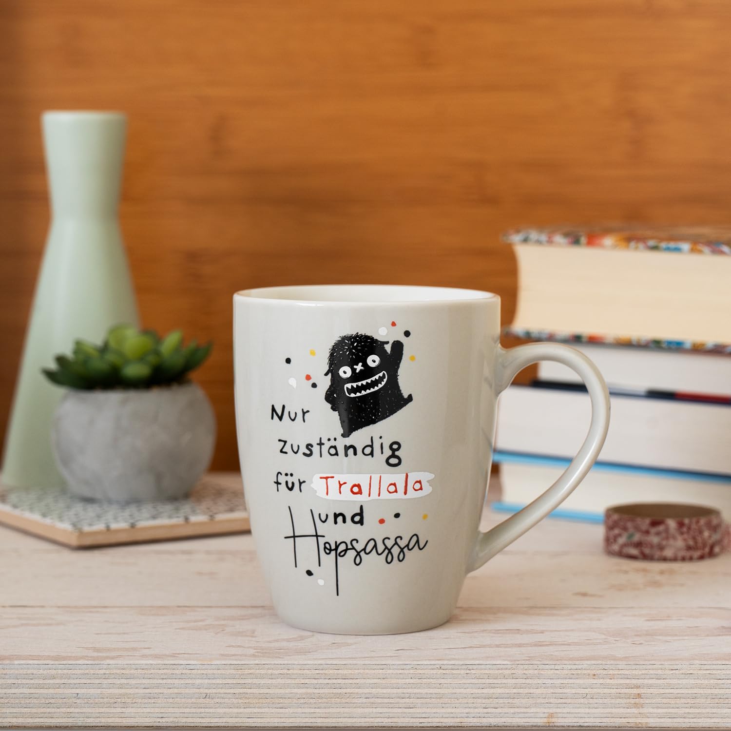 H:) PPY life Becher mit Motiv "Trallala" | Tasse mit Spruch, New Bone China Porzellan, 35 cl, mit Geschenkbaderole | lustiges Geschenk, Geburtstag