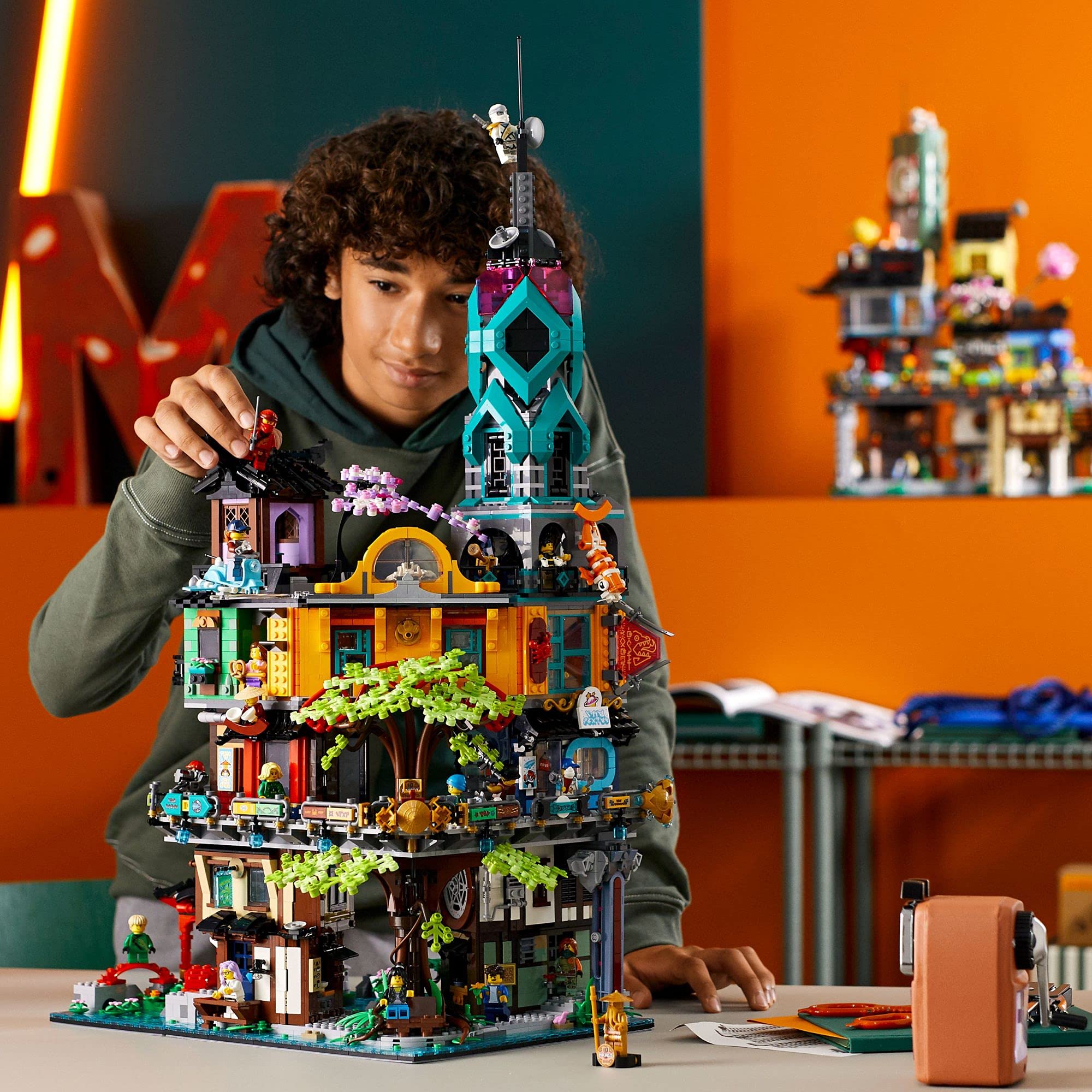 LEGO NINJAGO City Gardens (71741) – 5.685 Teile, Ninja-Haus mit 19 Minifiguren, Sammlerset für Fans